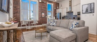 ⋆Modern  Old City Loft w/ View of Sunsphere⋆