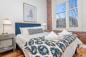 2 slaapkamers, een bureau, een strijkplank/strijkijzer, wifi