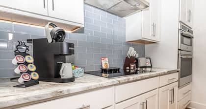 ⋆Modern Old City Loft w/ View of Sunsphere⋆