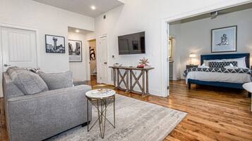 2 bedrooms, desk, iron/ironing board, WiFi