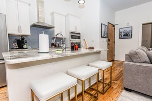 Een koelkast, een magnetron, een oven, een kookplaat