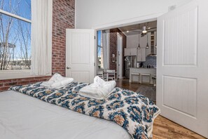 2 bedrooms, desk, iron/ironing board, WiFi - ⋆Modern  Old City Loft w/ View of Sunsphere⋆ (Knoxville)