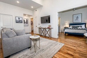 2 habitaciones, escritorio, tabla de planchar con plancha y wifi