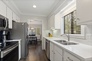 Frigorifero, microonde, forno, piano cottura