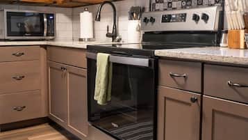 Jääkaappi, mikroaaltouuni, uuni, liesi