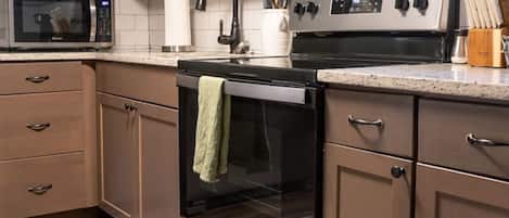 Réfrigérateur, four à micro-ondes, un four, surface de cuisson