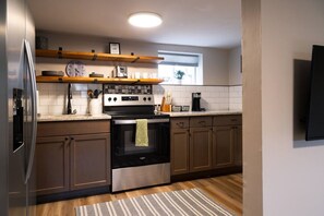 Een koelkast, een microgolfoven, een oven, een kookplaat