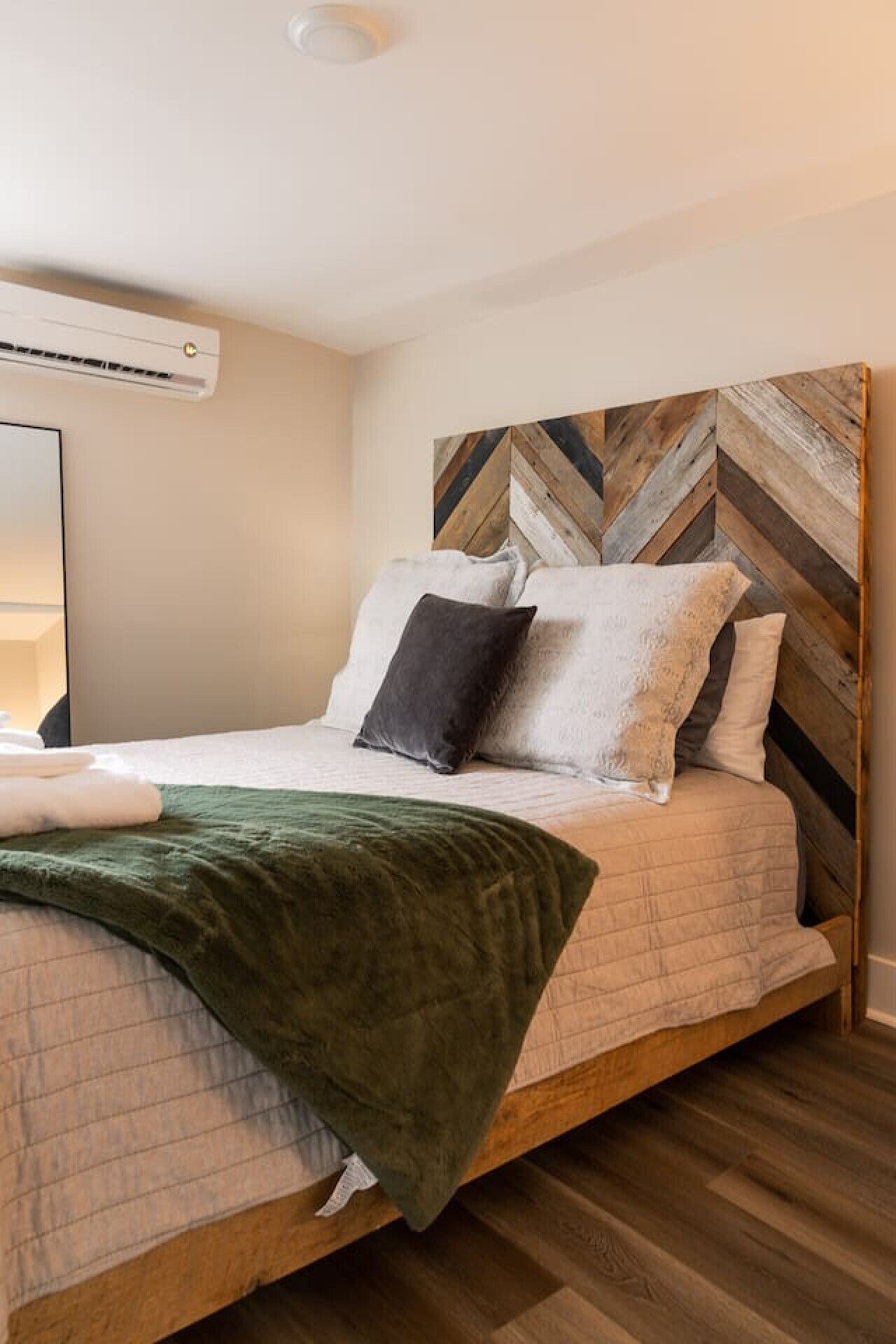 1 habitación, escritorio, tabla de planchar con plancha y wifi 