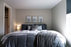 1 slaapkamer, een bureau, een strijkplank/strijkijzer, wifi