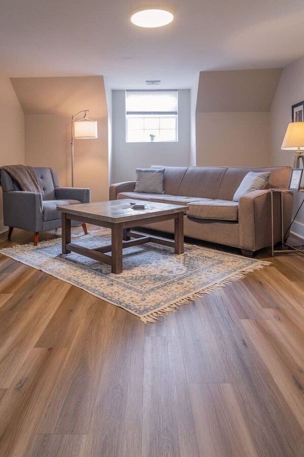 TV - ✧Knoxville Historical Hideaway✧ Cozy Suite (Knoxville)