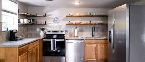 Réfrigérateur, four à micro-ondes, un four, surface de cuisson