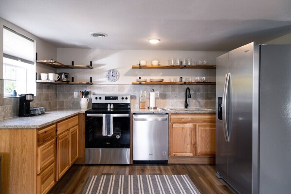 Frigorífico, microondas, horno y placa de cocina