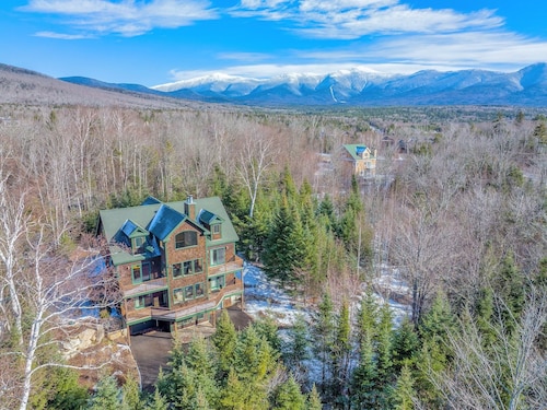 Spacious home, ski views, pool table, foosball, privacy, steps to Mt Wash Hotel and dog friendly!