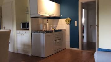 Fridge, microwave, oven, coffee/tea maker