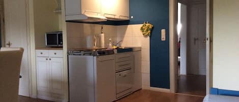 Réfrigérateur, four à micro-ondes, un four, cafetière-théière