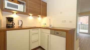 Refrigerador, microondas, cafetera/tetera, tostadora