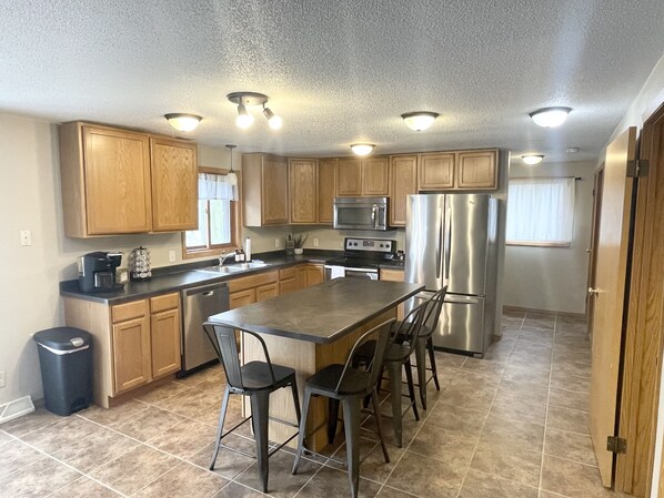 Jääkaappi, mikroaaltouuni, uuni, liesi