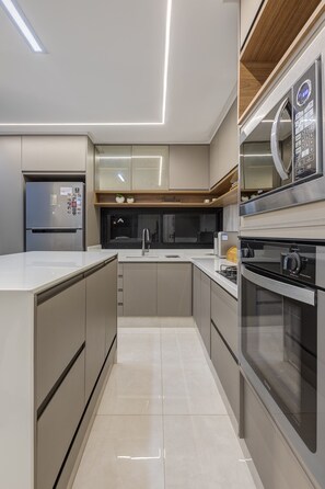 Geladeira, micro-ondas, fogão, cooktop