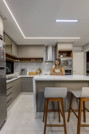 Geladeira, micro-ondas, fogão, cooktop