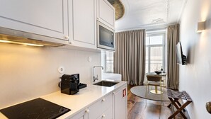 Fridge, microwave, stovetop, electric kettle - Lp Heritage 2. 01 W/ city view - sé apartamentos (Braga)