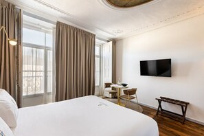 1 bedroom, iron/ironing board, Internet, bed sheets - LP Heritage 2. 01 w/ City View - Sé Apartamentos (Braga)