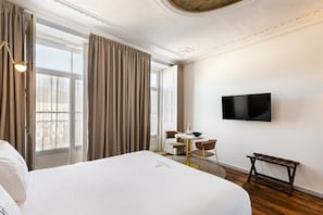 1 bedroom, iron/ironing board, Internet, bed sheets - LP Heritage 2. 01 w/ City View - Sé Apartamentos (Braga)