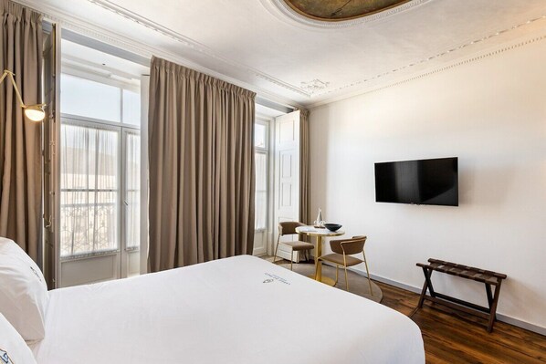 1 bedroom, iron/ironing board, Internet, bed sheets - LP Heritage 2. 01 w/ City View - Sé Apartamentos (Braga)
