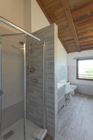 Een douche, een haardroger, een bidet, handdoeken