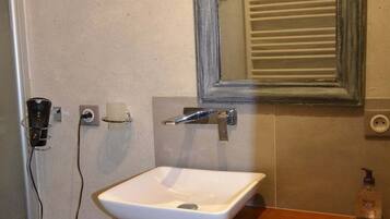 Combined shower/tub, towels, soap, shampoo