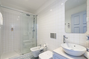 Hair dryer, towels, soap, toilet paper - LP Heritage 3. 04 Studio w/ balcony -Sé Apartament (Braga)