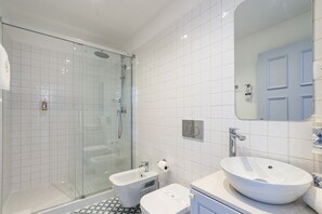 Haartrockner, Handtücher, Seife, Toilettenpapier