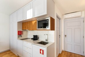 Coffee/tea maker, fridge, microwave, stovetop