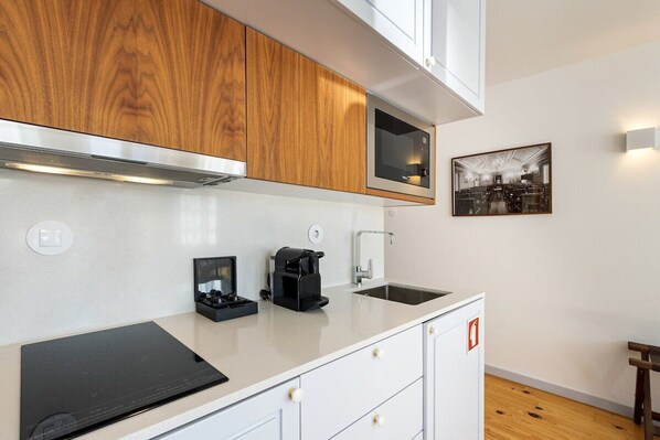 Coffee/tea maker, fridge, microwave, stovetop