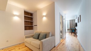 TV - LP Heritage twin w/ balcony by Sé Apartamentos (Braga)