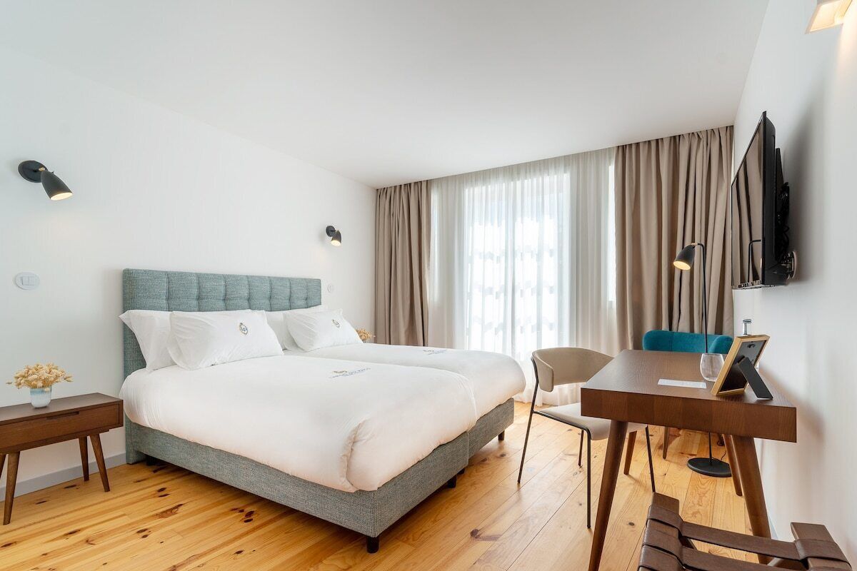 Iron/ironing board, Internet, bed sheets