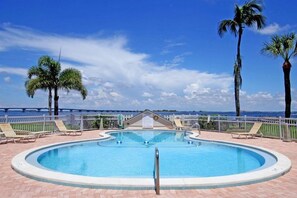 Condo (Mariner Pointe 323) | Exterior