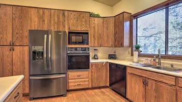 Een koelkast, een microgolfoven, een oven, een kookplaat