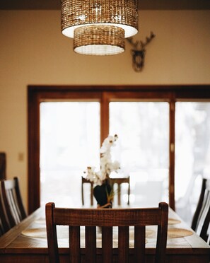 Dining - Kathy’s Cabin, King Bed, Hot Tub, Near-NAU, Perfect Year-Round Mountain Getaway! (Flagstaff)