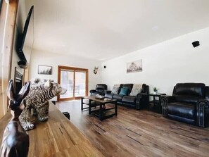 Smart TV, fireplace, computer monitors - Kathy’s Cabin, King Bed, Hot Tub, Near-NAU, Perfect Year-Round Mountain Getaway! (Flagstaff)
