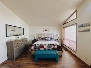 4 bedrooms, desk, iron/ironing board, free WiFi - Kathy’s Cabin, King Bed, Hot Tub, Near-NAU, Perfect Year-Round Mountain Getaway! (Flagstaff)