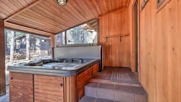 Tina de hidromasaje al aire libre