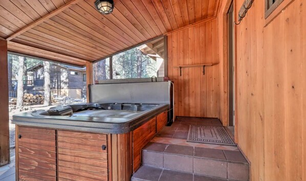 Outdoor spa tub - Kathy’s Cabin, King Bed, Hot Tub, Near-NAU, Perfect Year-Round Mountain Getaway! (Flagstaff)