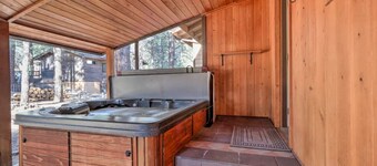 Kathy’s Cabin, King Bed, Hot Tub, Near-NAU, Perfect Year-Round Mountain Getaway!