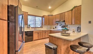 Fridge, microwave, oven, stovetop - Kathy’s Cabin, King Bed, Hot Tub, Near-NAU, Perfect Year-Round Mountain Getaway! (Flagstaff)