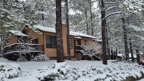 Exterior - Kathy’s Cabin, King Bed, Hot Tub, Near-NAU, Perfect Year-Round Mountain Getaway! (Flagstaff)