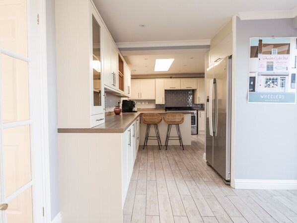 Cottage | Private kitchen | Fridge, dishwasher, toaster, cookware/dishes/utensils
