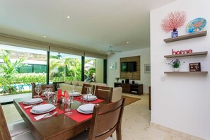 Appartement, 2 chambres, vue piscine, rez-de-chaussée | Salle à manger