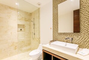 Appartement, 2 chambres, vue piscine, rez-de-chaussée | Salle de bain