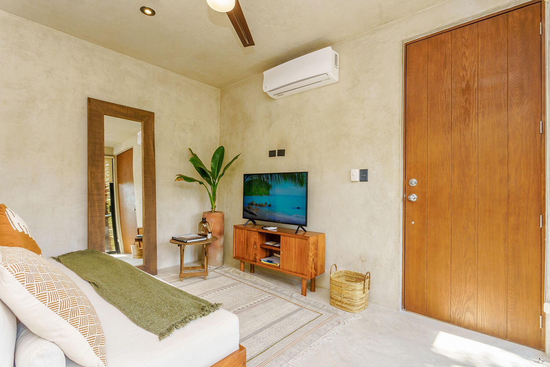 Un salon moderne avec un canapé, un téléviseur et un meuble en bois.