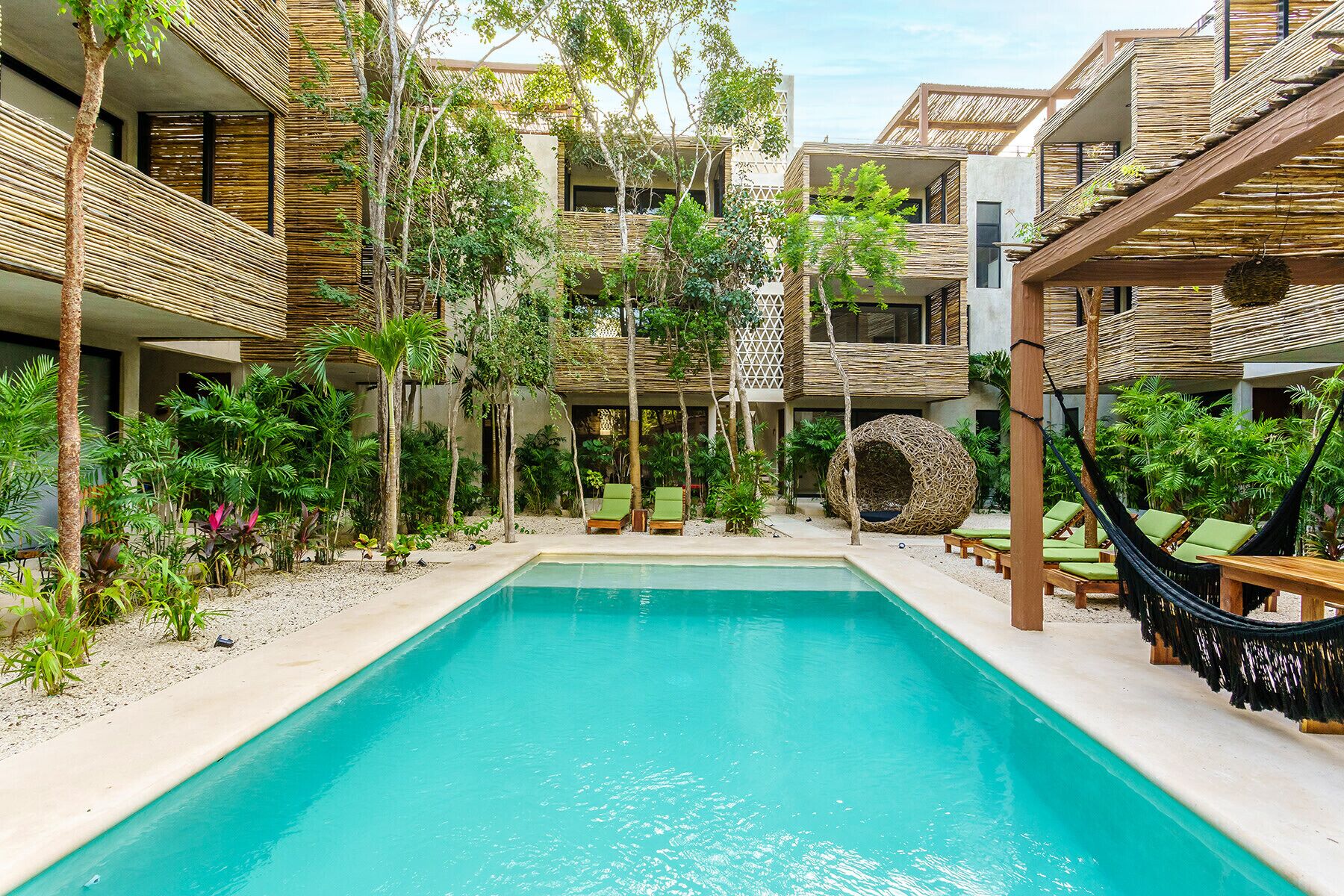 2 piscines extérieures